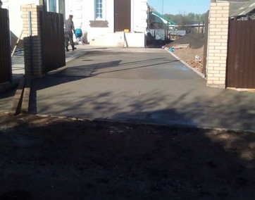Площадка из бетона перед домом
